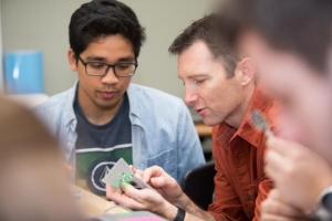 Associate professo Richard Elaver works with students in Thinkering. Photo by Chase Reynolds